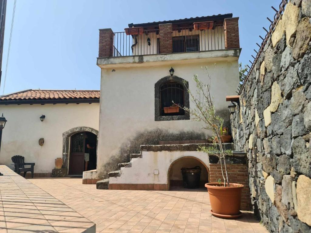 - Edificio con escalera y balcón en Etna vineyard Sicily, en Piedimonte Etneo