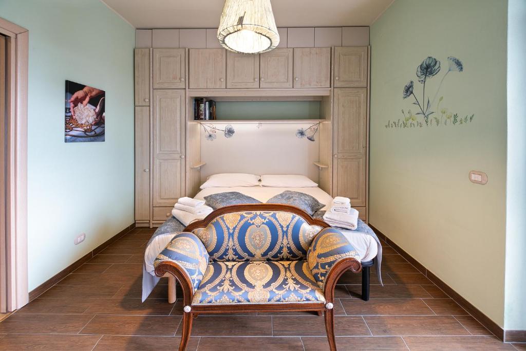 1 dormitorio con 1 cama con silla en Crystal Domus en Monza