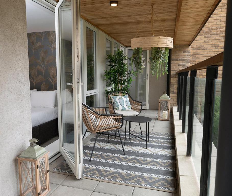 een veranda met een bed en een tafel en stoelen bij GuestReady - Beautiful apartment on Dublin Coast in Dublin