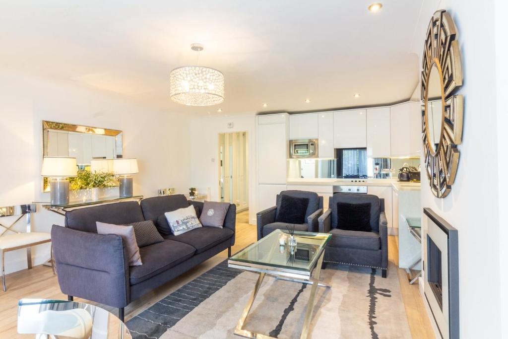 a living room with a couch and a table at GuestReady - Impressionante 2BR Flat com Vista Terraço e Mar in Malahide