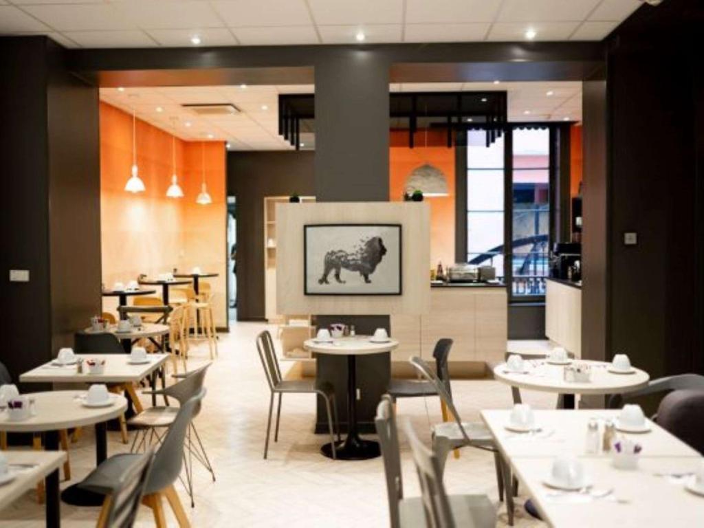 a dining room with tables and chairs and a restaurant at Mercure Lyon Centre Beaux-Arts in Lyon