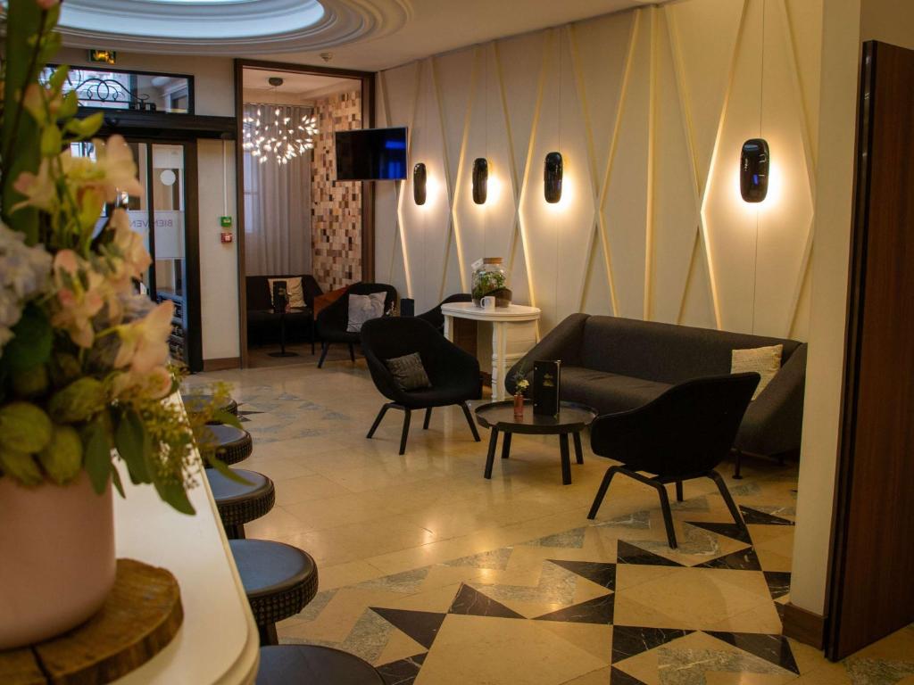 a lobby with chairs and a couch and a table at Mercure Lyon Centre Beaux-Arts in Lyon