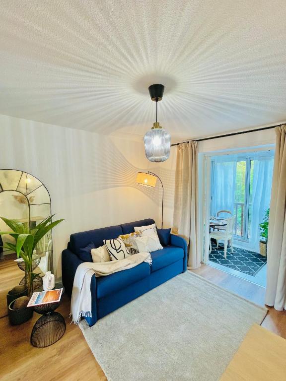 un salon avec un canapé bleu et une table dans l'établissement Studio à Portissol avec parking, à Sanary-sur-Mer