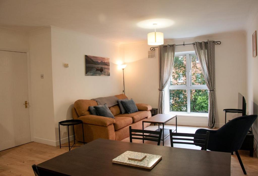 uma sala de estar com um sofá e uma mesa em GuestReady - Cozy stay in Dublin city centre em Dublin