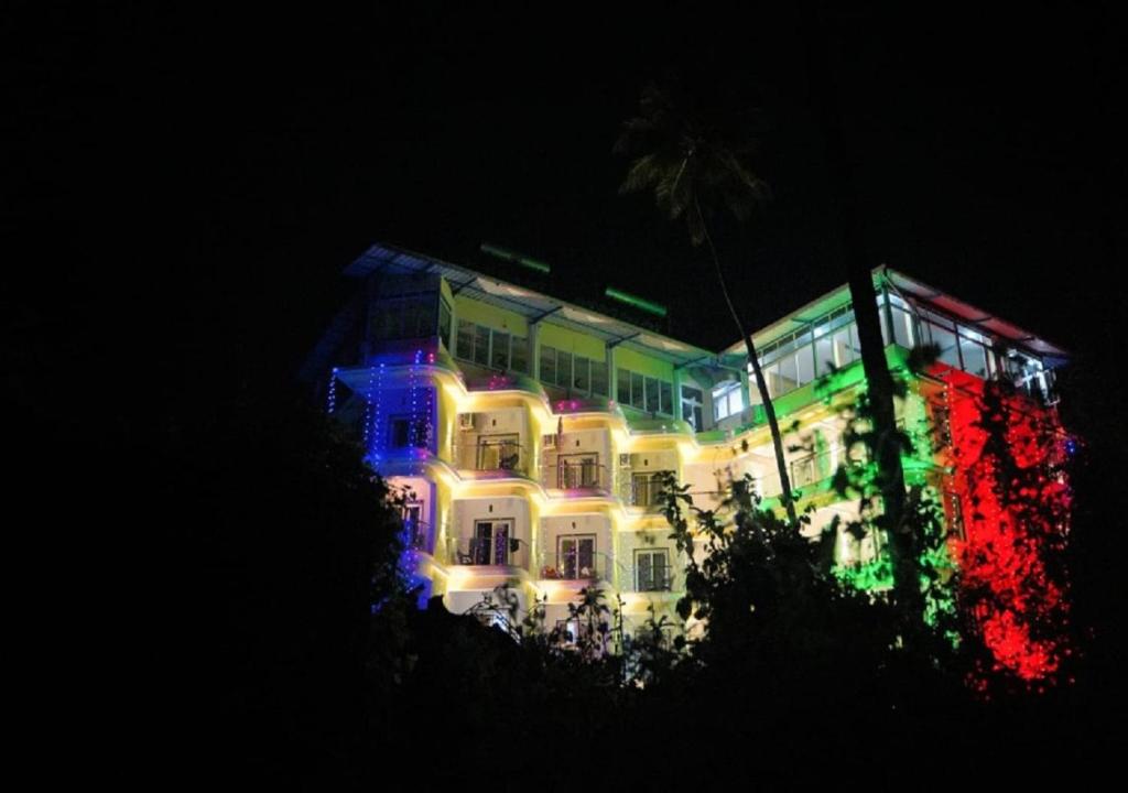 een verlicht gebouw met kerstverlichting erop bij Tattvam Wild Ocean in Arambol