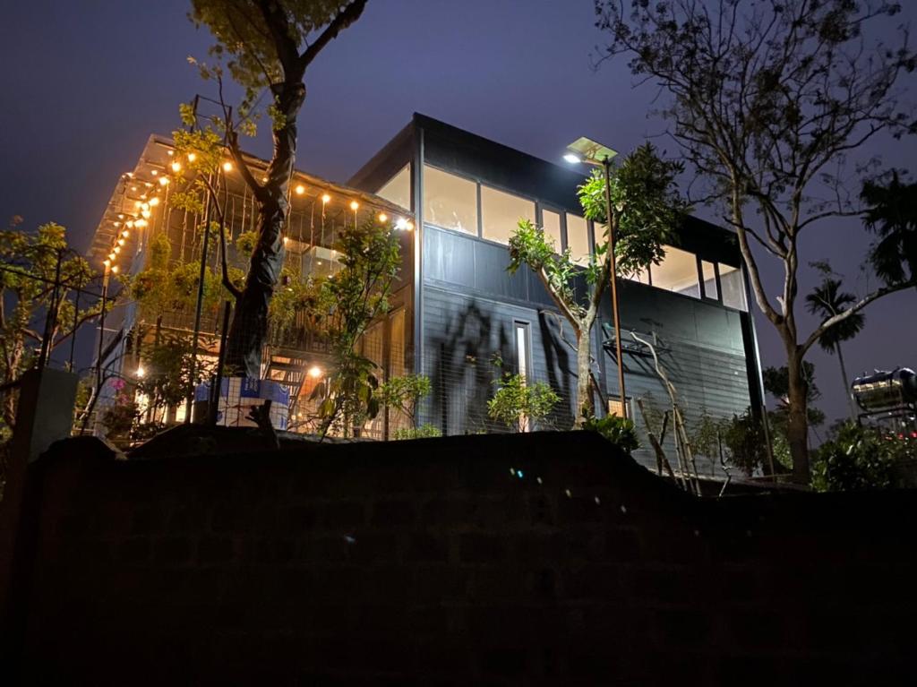 una casa illuminata di notte con luci di Undertree life villa a Hòa Bình