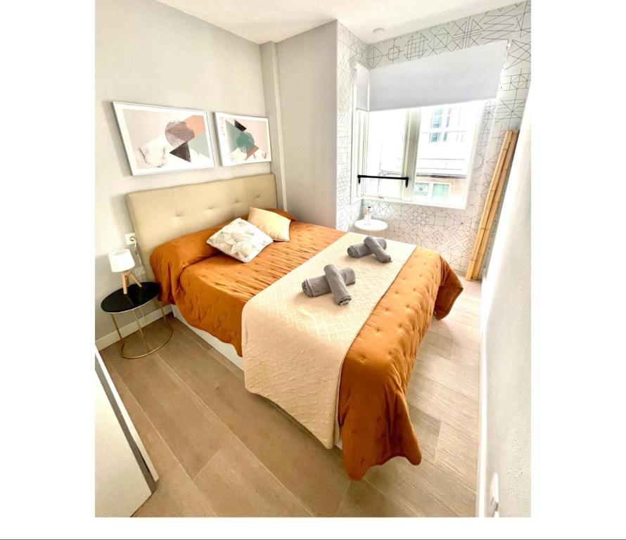 1 Schlafzimmer mit 2 Betten und einem Fenster in der Unterkunft Pontevedra Apartments - Peregrina Family Suite in Pontevedra
