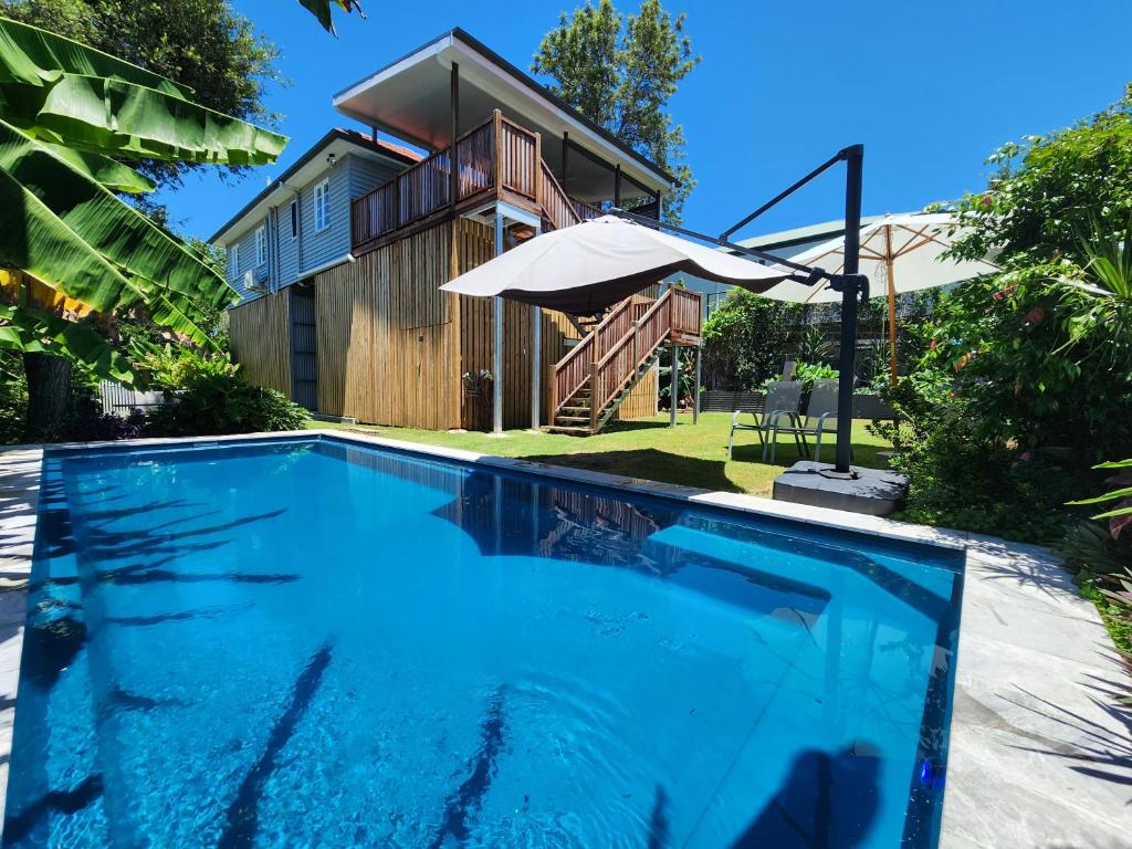 OXLEY Mineral Pool & Private Home suburbanSTAY - Housity