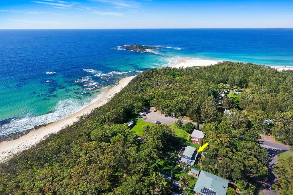 una vista aerea di una spiaggia e dell'oceano di Budawang a Manyana