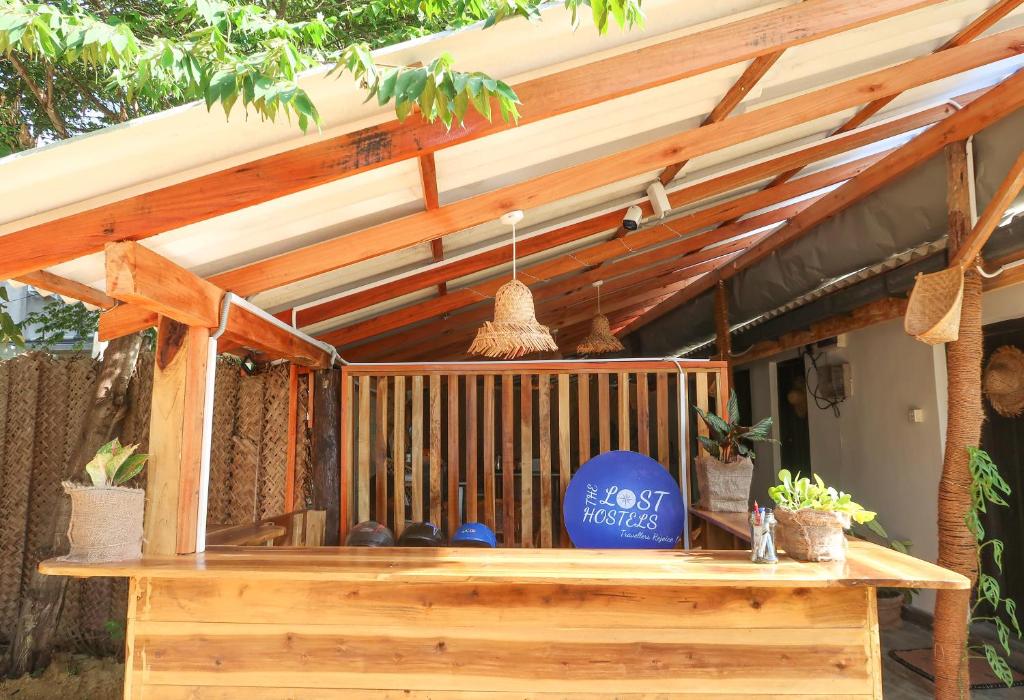 Una pérgola de madera con una bola azul. en The Lost Hostels, Arugam Bay Beach - Sri Lanka, en Arugam Bay