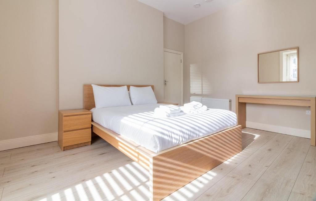 Een bed of bedden in een kamer bij GuestReady - Relax and Explore in Dundrum