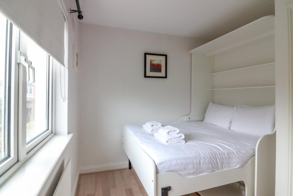 Postel nebo postele na pokoji v ubytování GuestReady - Coastal Charm near Sandymount Beach