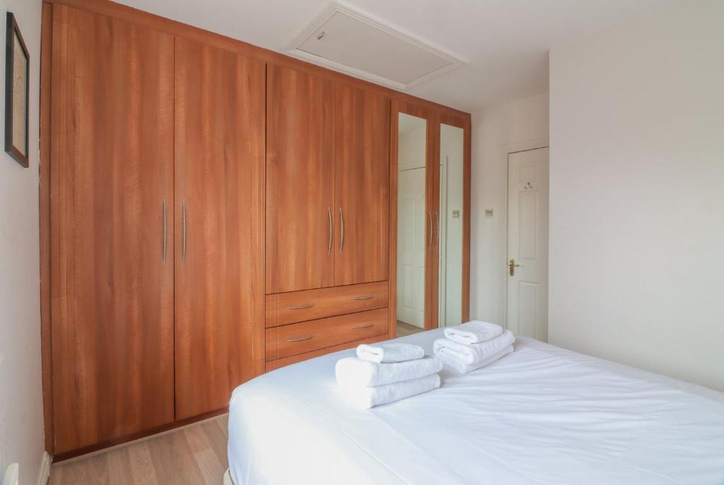 Postel nebo postele na pokoji v ubytování GuestReady - Coastal Charm near Sandymount Beach
