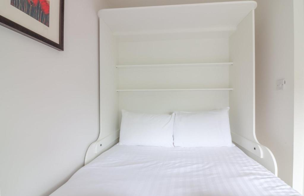 Postel nebo postele na pokoji v ubytování GuestReady - Coastal Charm near Sandymount Beach