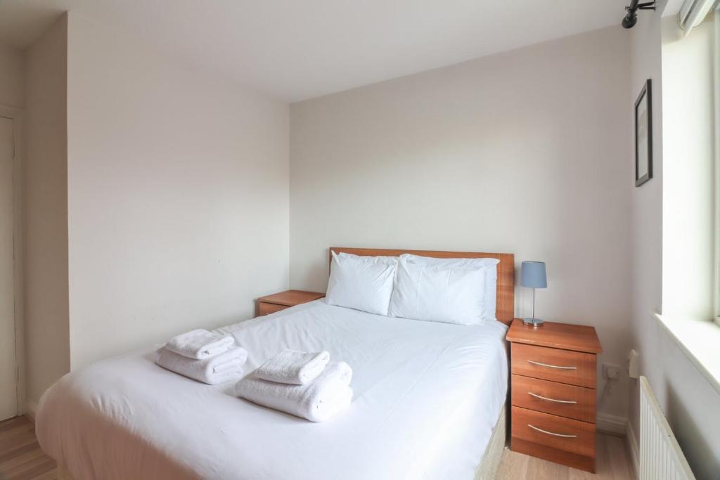 Postel nebo postele na pokoji v ubytování GuestReady - Coastal Charm near Sandymount Beach