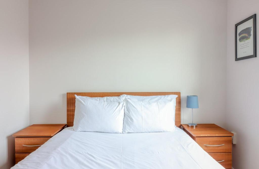 Postel nebo postele na pokoji v ubytování GuestReady - Coastal Charm near Sandymount Beach