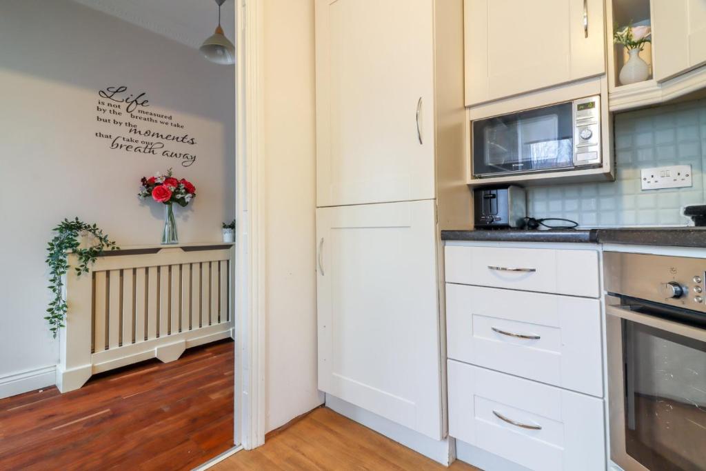 Kuchyň nebo kuchyňský kout v ubytování GuestReady - Coastal Charm near Sandymount Beach