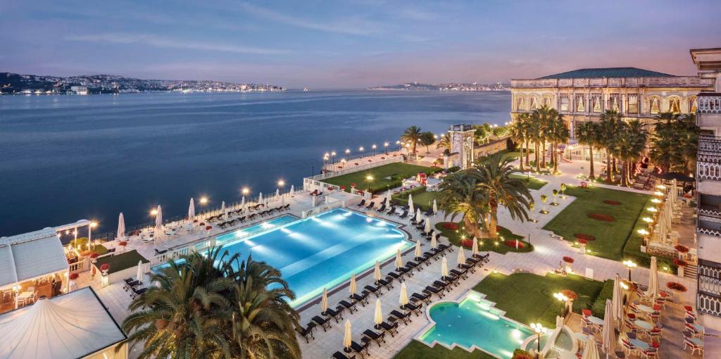 eine Aussicht über ein Resort mit einem großen Pool in der Unterkunft Çırağan Palace Kempinski Istanbul in Istanbul