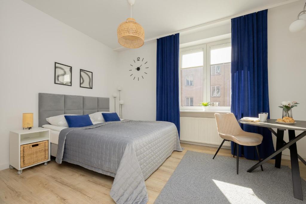 Tempat tidur dalam kamar di Chmielna Apartments Warsaw Center by Renters