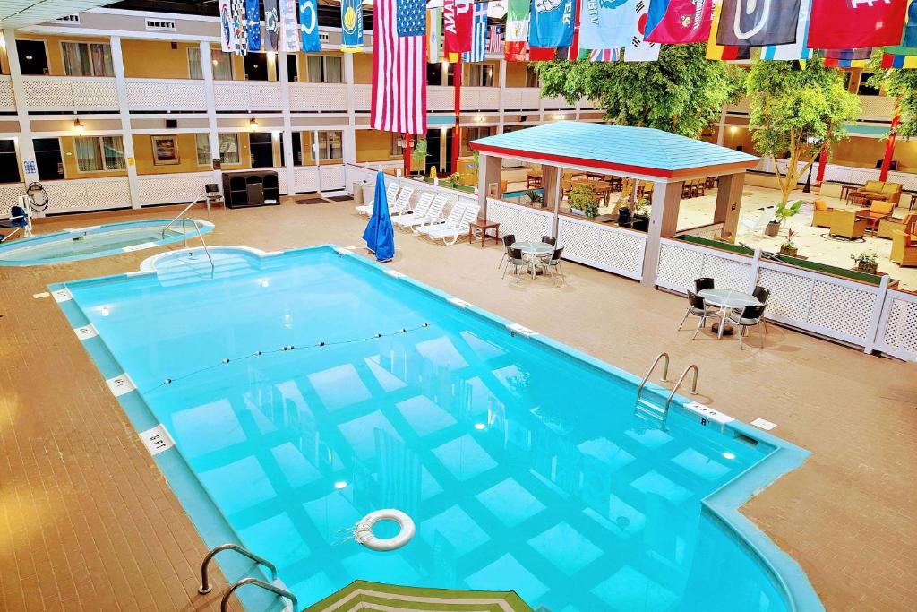 インディアナポリスにあるTravelodge by Wyndham Indianapolis Speedwayのホテルのプールのオーバーヘッドビュー