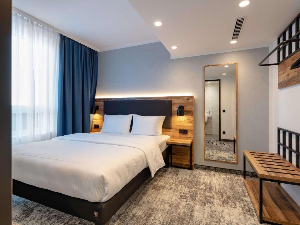 Ein Bett oder Betten in einem Zimmer der Unterkunft ibis Styles Hamburg Barmbek