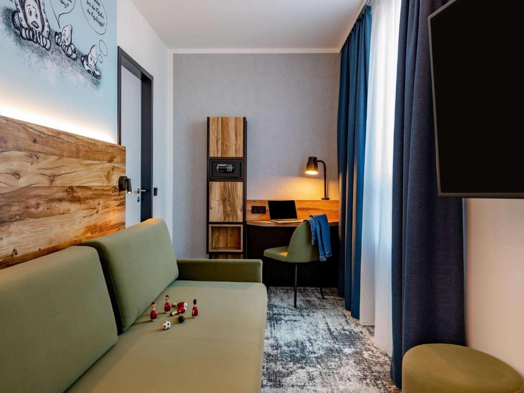 Ein Sitzbereich in der Unterkunft ibis Styles Hamburg Barmbek