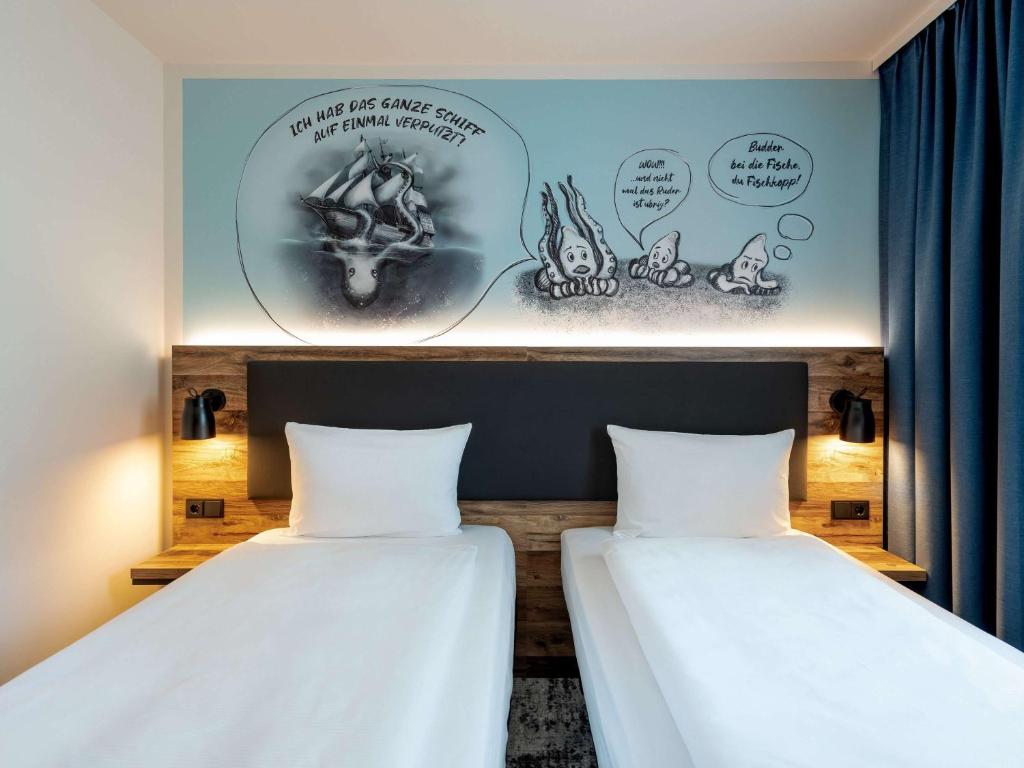 Ein Bett oder Betten in einem Zimmer der Unterkunft ibis Styles Hamburg Barmbek