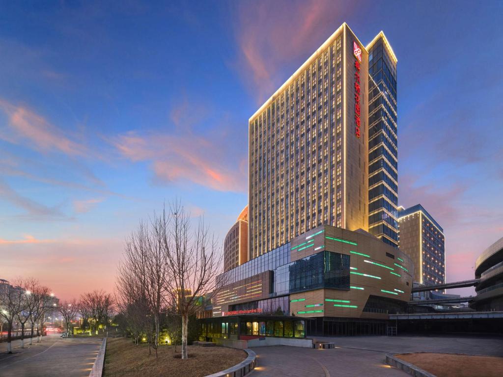 un gran edificio alto con muchas ventanas en Hilton Garden Inn Jinzhong Yuci en Jinzhong