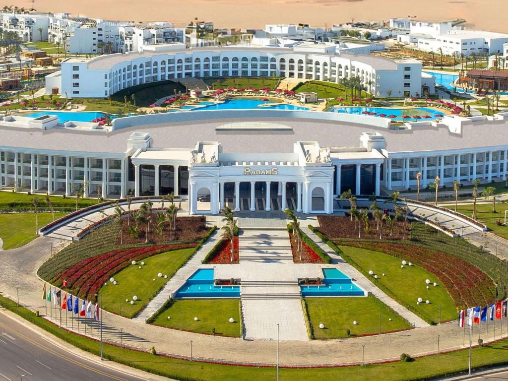 ein großes Gebäude mit einem großen Garten davor in der Unterkunft Rixos Radamis Sharm El Sheikh in Sharm El Sheikh
