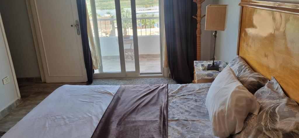 Postel nebo postele na pokoji v ubytování Abo Hisham Nile Flat