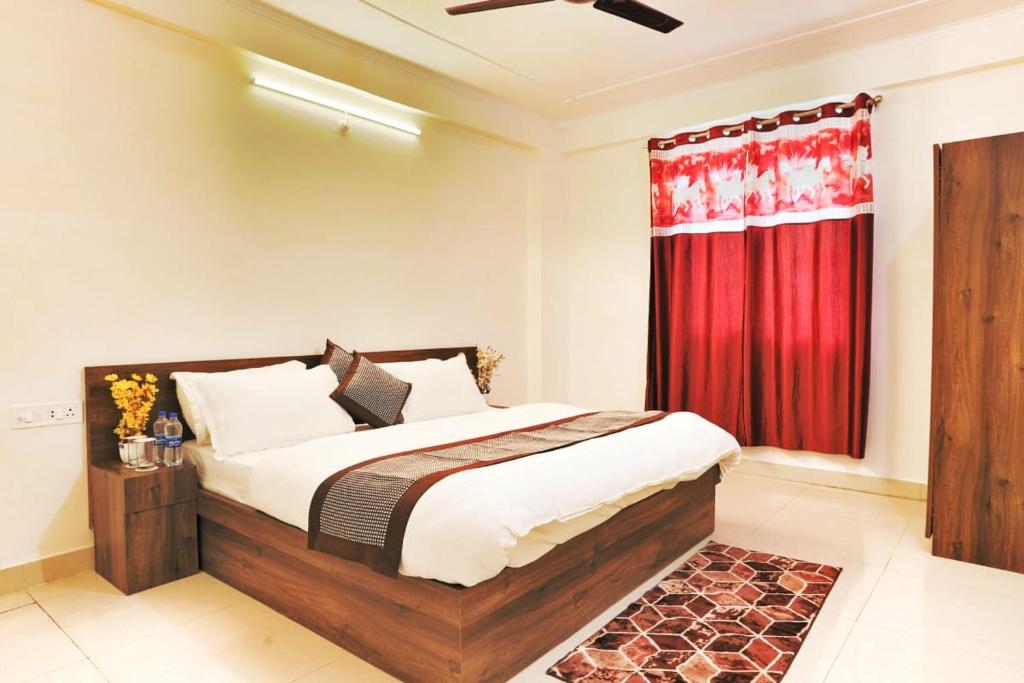 Posteľ alebo postele v izbe v ubytovaní Harish Hospitality