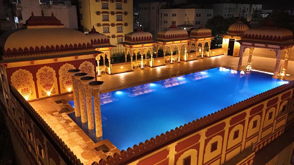 Bazén v ubytování Umaid Haveli-A Heritage Style Hotel & Resort nebo v jeho okolí