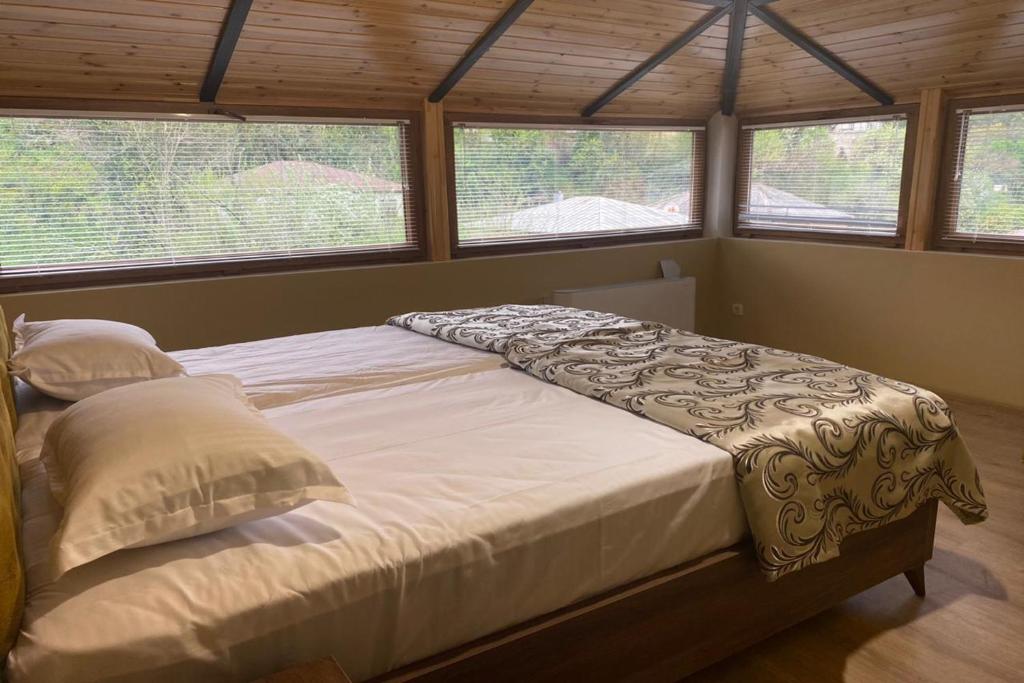 Postel nebo postele na pokoji v ubytování Lileo Kutaisi - Hotel&Winery