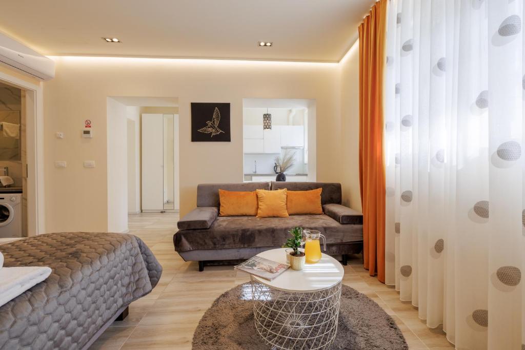 un soggiorno con divano e tavolo di Perimar Luxury Apartments and Rooms Split Center a Spalato (Split)