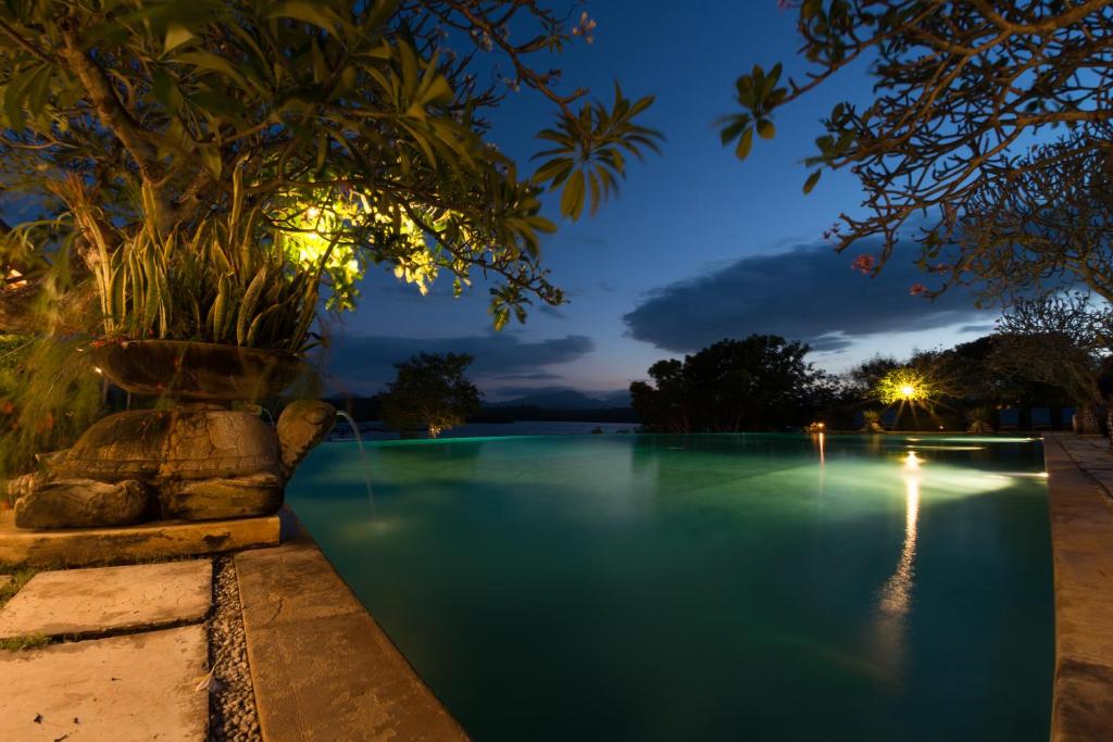 Bazén v ubytování Naya Gawana Resort & Spa nebo v jeho okolí