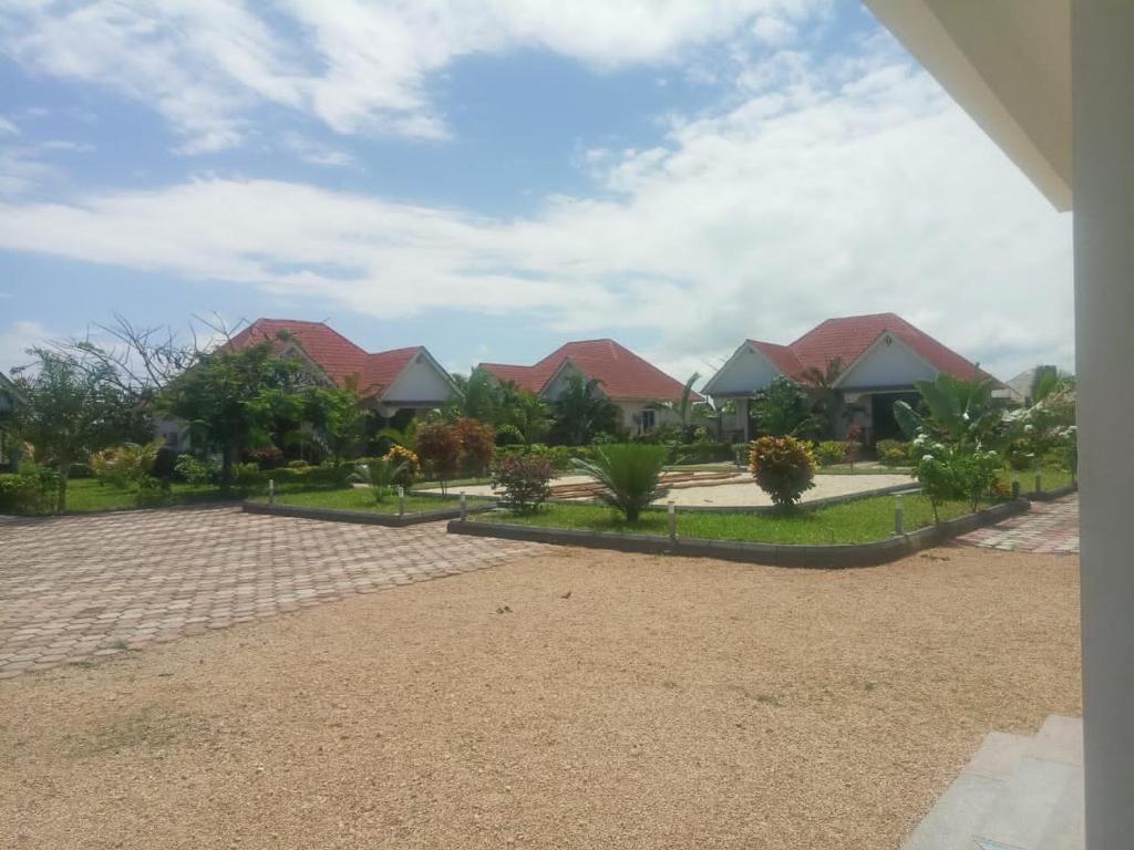 uma fila de casas com telhados vermelhos em Taj hotel partnership em Nungwi