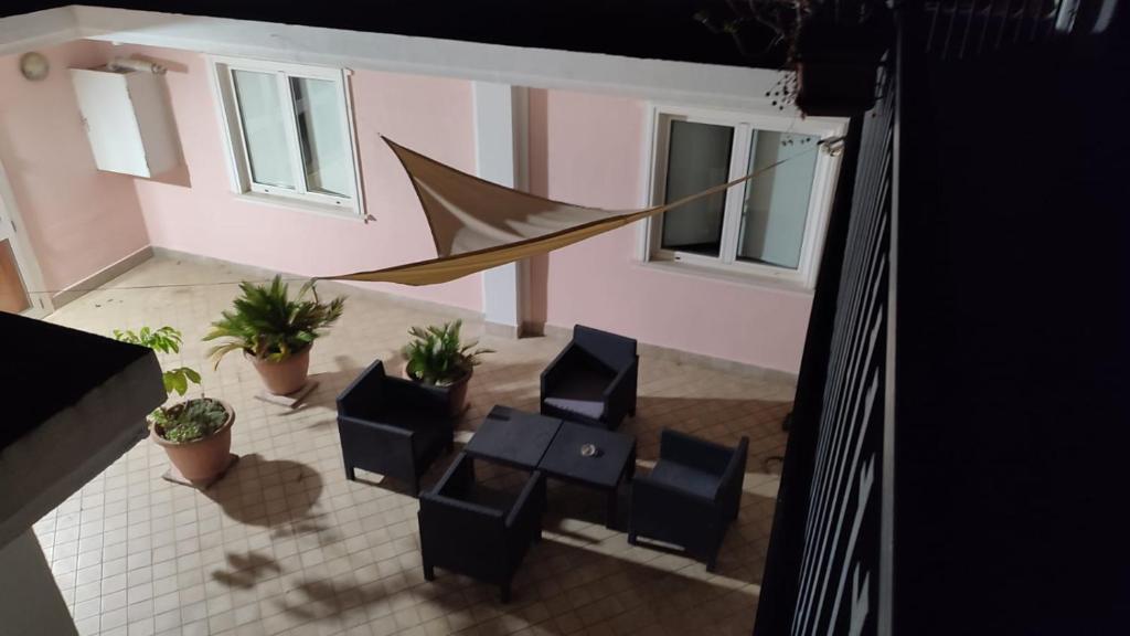 Elle offre une vue sur la terrasse dotée de chaises et d'un hamac. dans l'établissement Da Totonno, à Montefalcione
