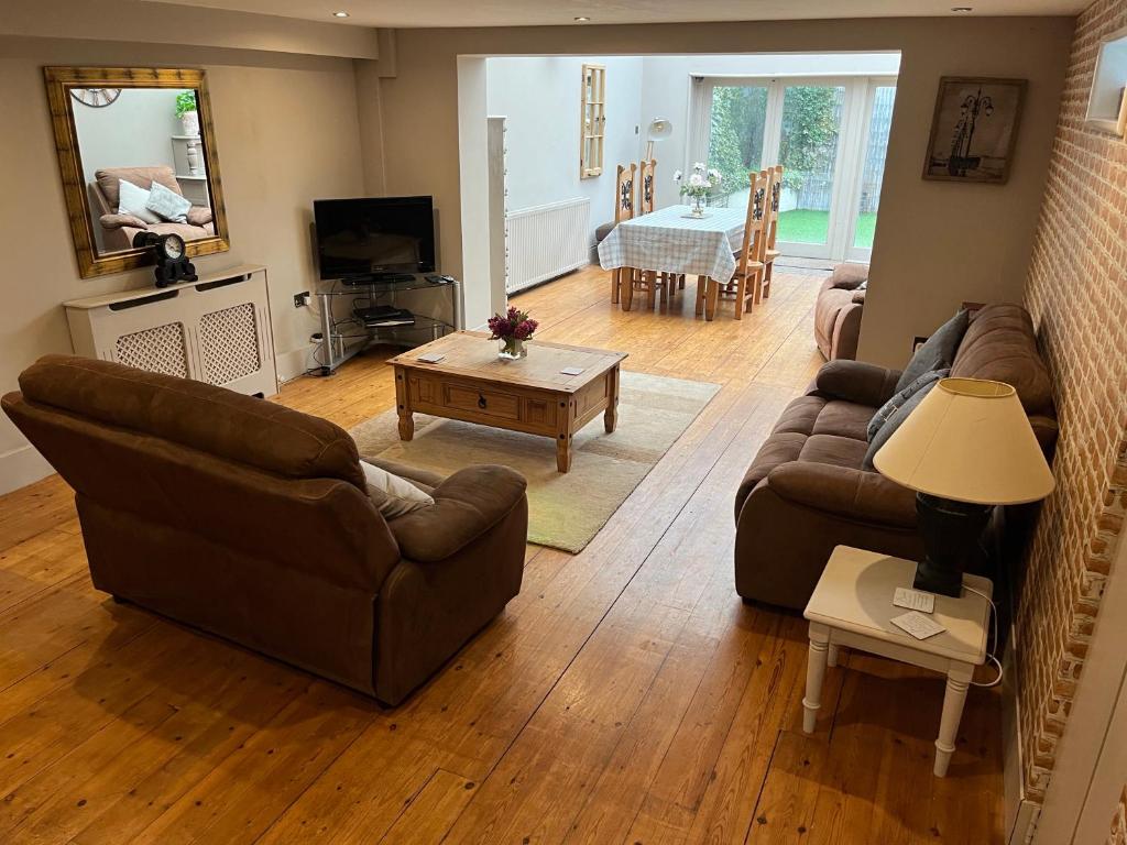 un soggiorno con divano e tavolo di Large 2-Bed House Derbyshire off Chatsworth rd a Chesterfield
