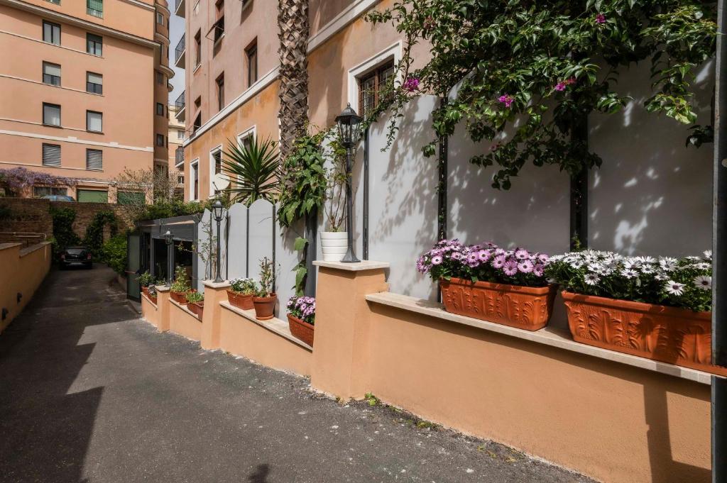 ulica z doniczkami na boku budynku w obiekcie Hotel Valeri w Rzymie