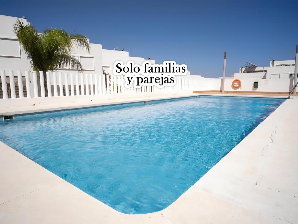 een zwembad voor een gebouw bij Chalet con piscina solo para familias in Conil de la Frontera