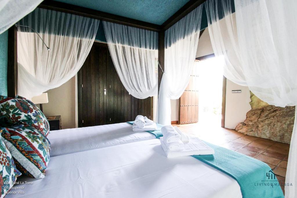 Postel nebo postele na pokoji v ubytování Living4Malaga Villas Rurales Grazalema