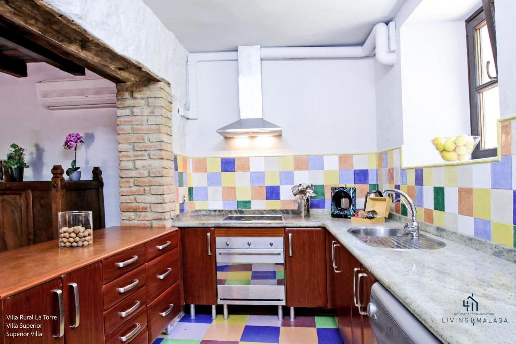 Kuchyň nebo kuchyňský kout v ubytování Living4Malaga Villas Rurales Grazalema