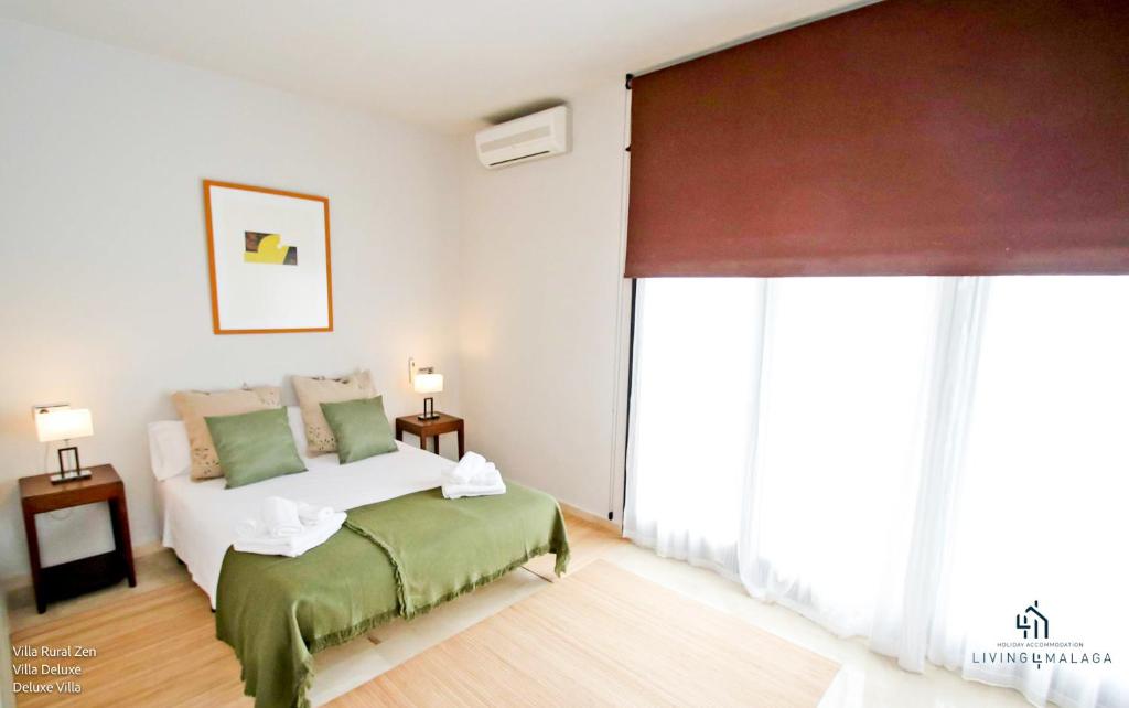 Postel nebo postele na pokoji v ubytování Living4Malaga Villas Rurales Grazalema