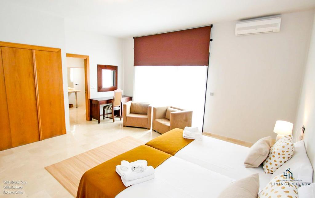 Postel nebo postele na pokoji v ubytování Living4Malaga Villas Rurales Grazalema
