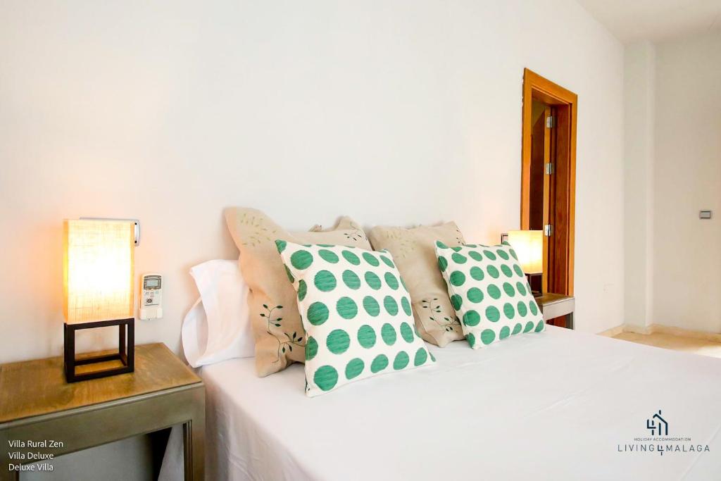 Postel nebo postele na pokoji v ubytování Living4Malaga Villas Rurales Grazalema