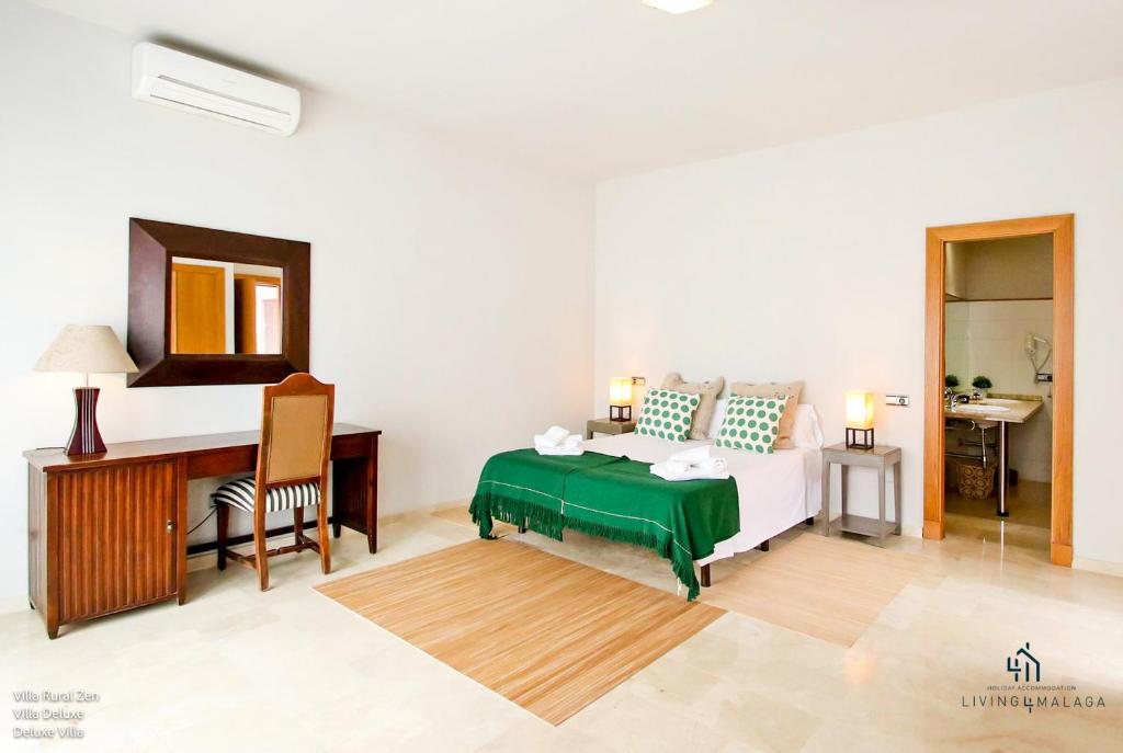 Postel nebo postele na pokoji v ubytování Living4Malaga Villas Rurales Grazalema