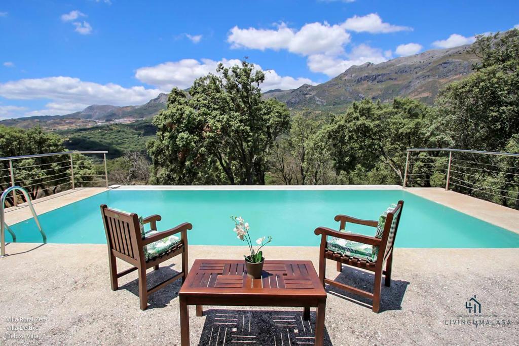 BenadalidにあるLiving4Malaga Villas Rurales Grazalemaのパティオ(椅子2脚、テーブル、プール付)