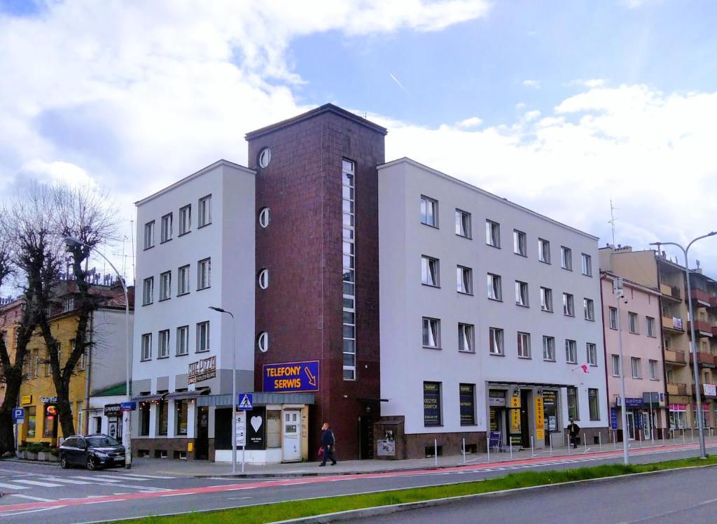 een gebouw aan de kant van een stadsstraat bij Hostel Omega in Rzeszów