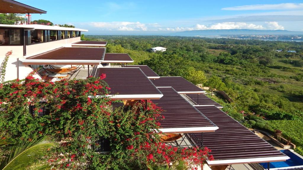 un bâtiment doté de panneaux solaires sur son côté dans l'établissement Bohol Vantage Resort, à Panglao