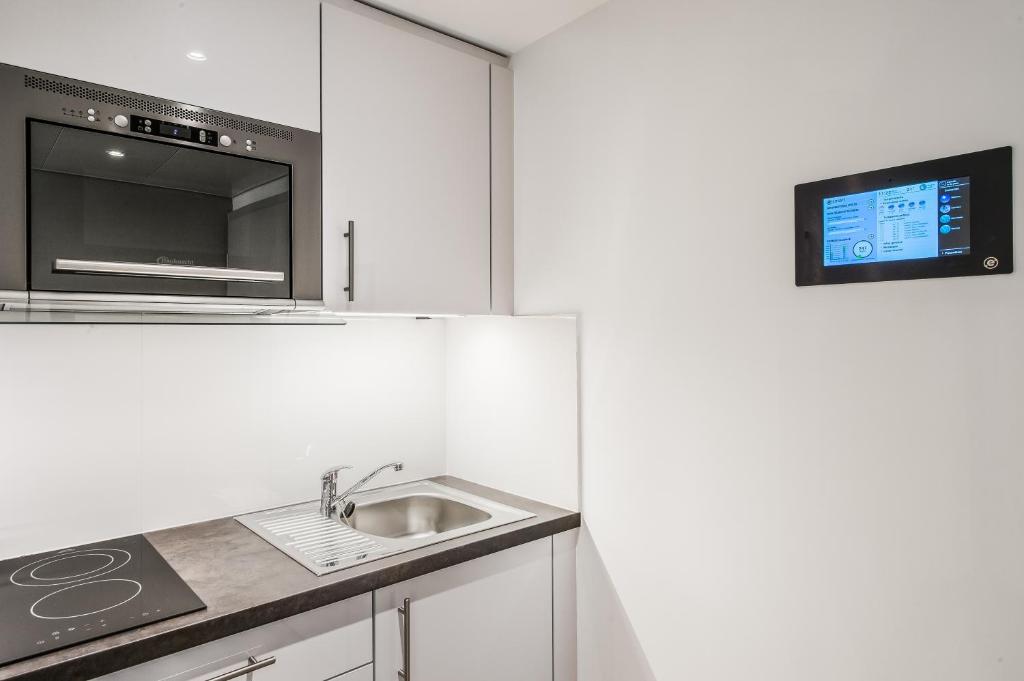 Kuchyň nebo kuchyňský kout v ubytování Noirettes 24-7 Keyless Entry by Homenhancement